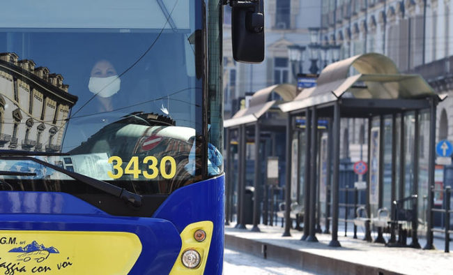“Non può salire senza mascherina”, folle aggressione sull’autobus: arrestata coppia