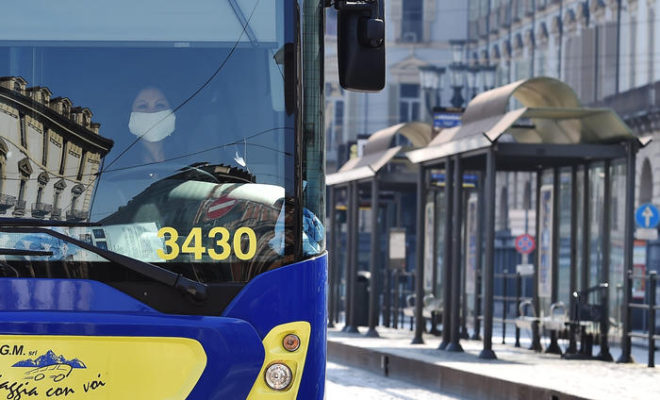 “Non può salire senza mascherina”, folle aggressione sull’autobus: arrestata coppia