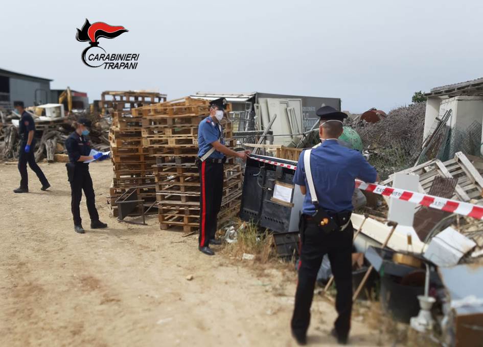Terreno trasformato in discarica abusiva di rifiuti pericolosi: denunciato 51enne