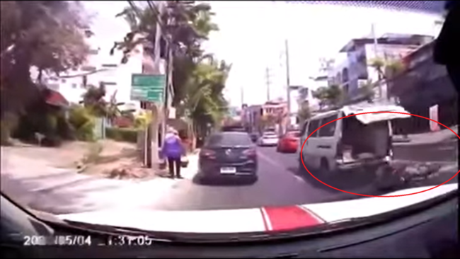 Incredibile incidente, ambulanza perde paziente in strada: il VIDEO diventa virale