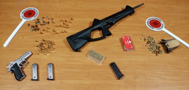 In auto con fucili e pistole, il nervosismo gioca brutti scherzi: arrestati due uomini – VIDEO