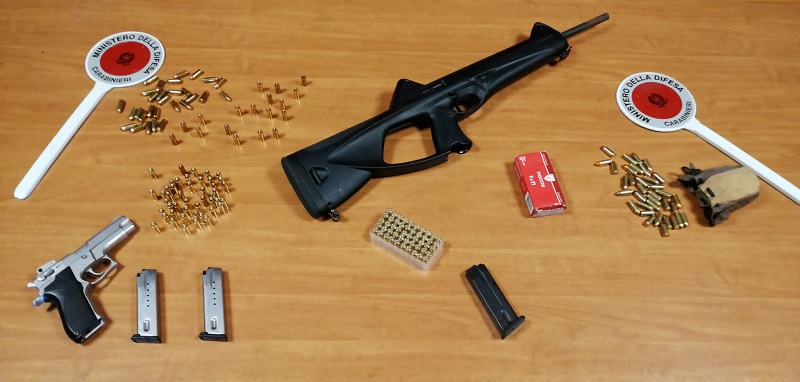 In auto con fucili e pistole, il nervosismo gioca brutti scherzi: arrestati due uomini – VIDEO In auto con fucili e pistole, il nervosismo gioca brutti scherzi: arrestati due uomini – VIDEO