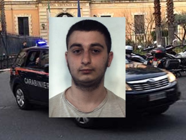 “Consegna” droga a domicilio a Catania, carabinieri gliela trovano negli slip: 18enne ai domiciliari