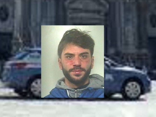 Catania, cede cocaina a un cliente mentre passa la polizia: in manette 27enne