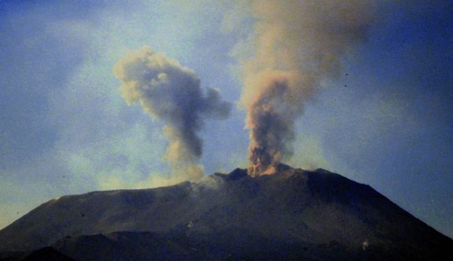 Etna in attività, Ingv registra “boati profondi ed emissione di cenere” dal cratere di sud-est