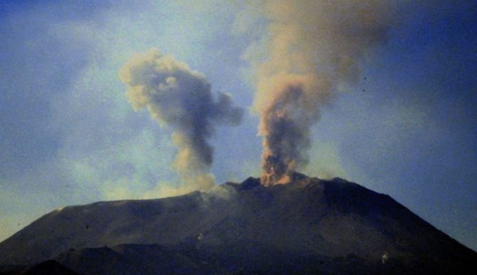 Etna in attività, Ingv registra “boati profondi ed emissione di cenere” dal cratere di sud-est