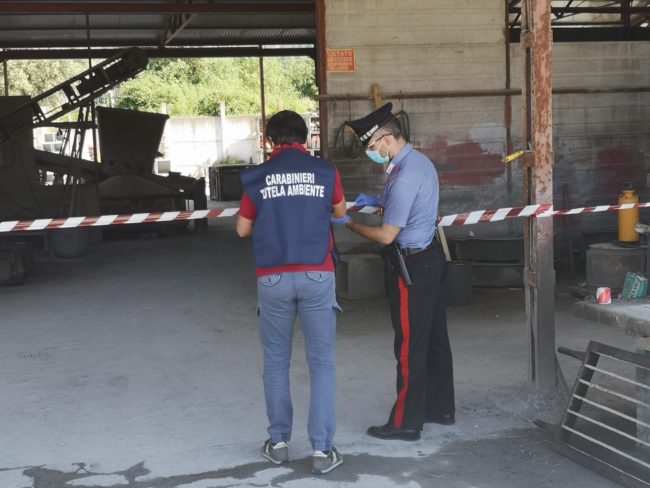 Violazioni ambientali in due aziende edili: denunciati i titolari e sequestrati gli impianti di produzione