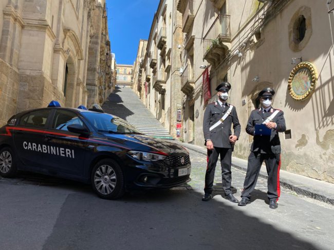 Svaligiano la casa del vicino futuro sposo per arredare la loro a “costo zero”: denunciati padre e figlio