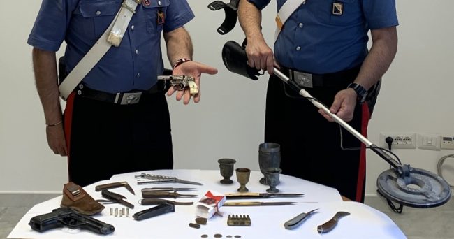 Dalla droga alle munizione alle armi, perquisizione in abitazione e magazzino: 38enne arrestato