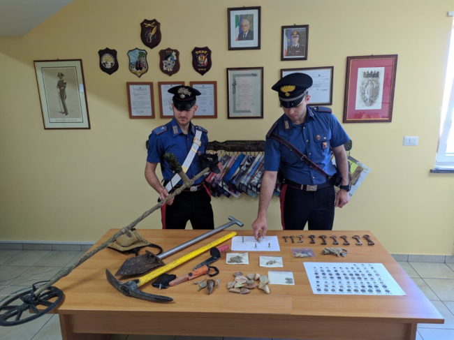 Reperti storici nascosti in casa: denunciato archeologo abusivo