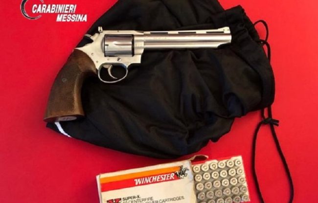 Revolver rubato sotterrato nel cortile di casa, 46enne ai domiciliari finisce in carcere
