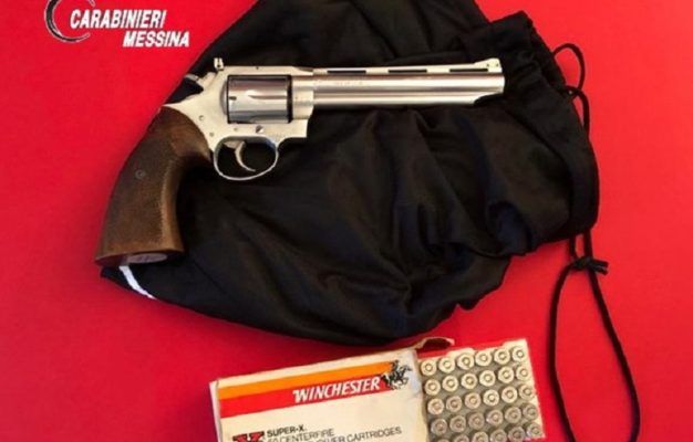 Revolver rubato sotterrato nel cortile di casa, 46enne ai domiciliari finisce in carcere