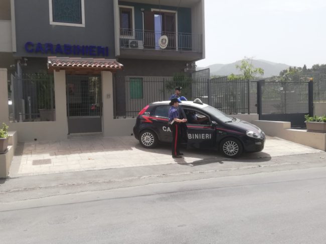 Rubano sabbia e ghiaia dal greto di un torrente con un trattore: 3 uomini in manette