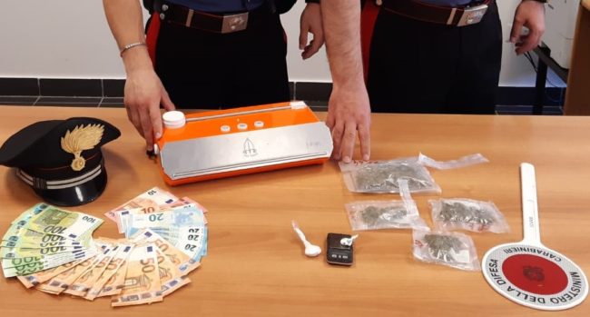 Tenta di nascondersi in terrazza durante perquisizione ma viene trovato con droga: arrestato 29enne
