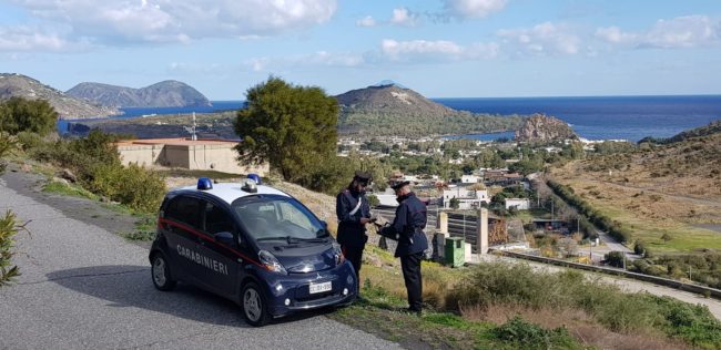 Appicca il fuoco nel suo terreno e danneggia la rete dell’energia elettrica, 71enne denunciato dai carabinieri