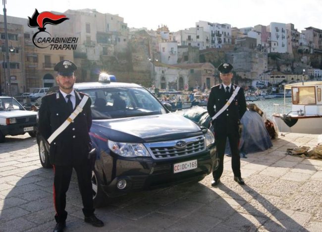 Due amici in auto con cocaina a seguito, uno aggredisce i carabinieri e l’altro fugge