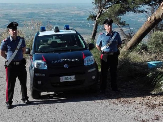 In giro con marijuana e coltelli di genere vietato, deferiti in stato di libertà due giovani