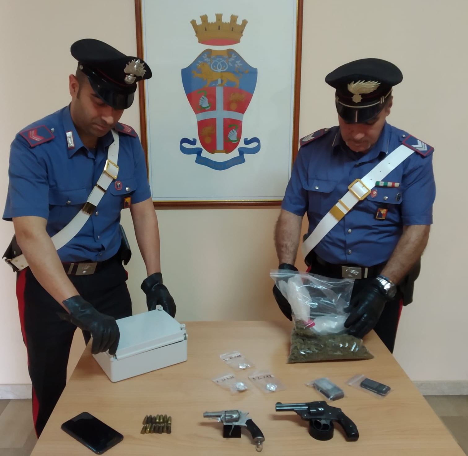 Cocaina, marijuana, crack e armi in casa: pregiudicato arrestato dai carabinieri