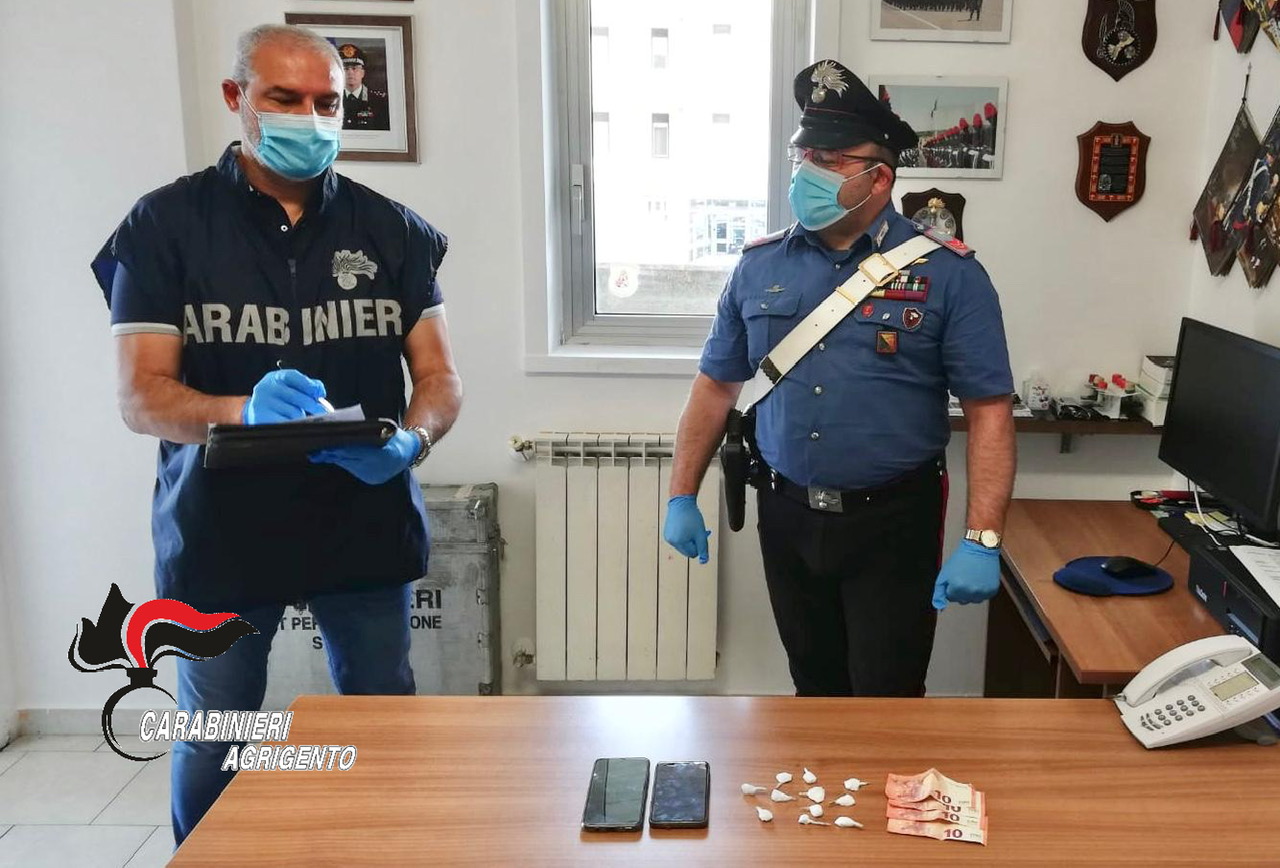 Lo fermano senza casco in scooter, ritrovate addosso 11 dosi di cocaina: scattano le manette