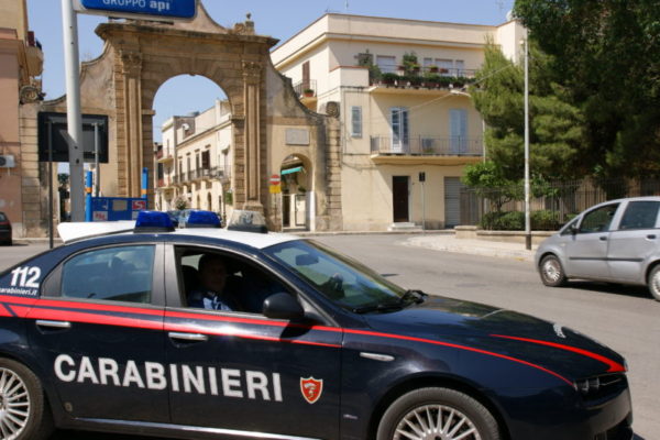 Sorpreso a comprare droga tenta fuga in auto a tutta velocità: in manette spacciatore e cliente