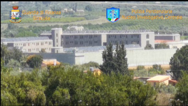 Scoperta choc in carcere: detenuto rifornito di hashish e cellulari dall’avvocato e dalla compagna