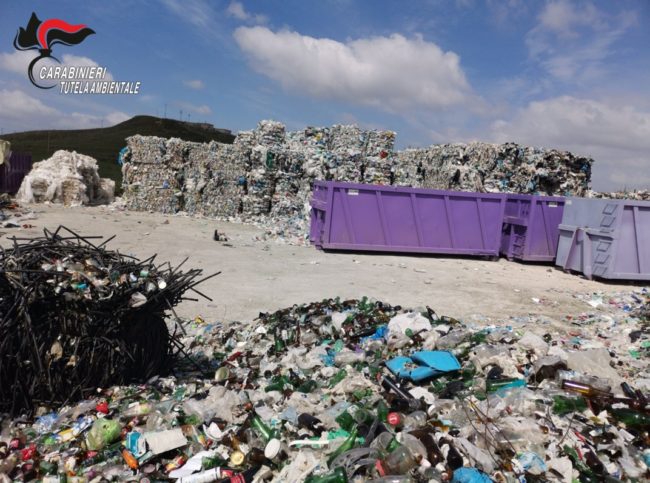 Aree adibite a deposito incontrollato di rifiuti, disposto sequestro: una denuncia – FOTO