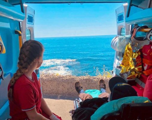 Anziano malato chiede di vedere il mare, volontari Croce Rossa di Mascalucia lo accontentano: “I tempi difficili servono a ricordare le cose veramente essenziali”