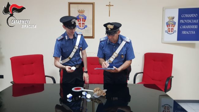 Materiale esplodente e sostanza stupefacente ben nascosti: 46enne denunciato, indagini in corso
