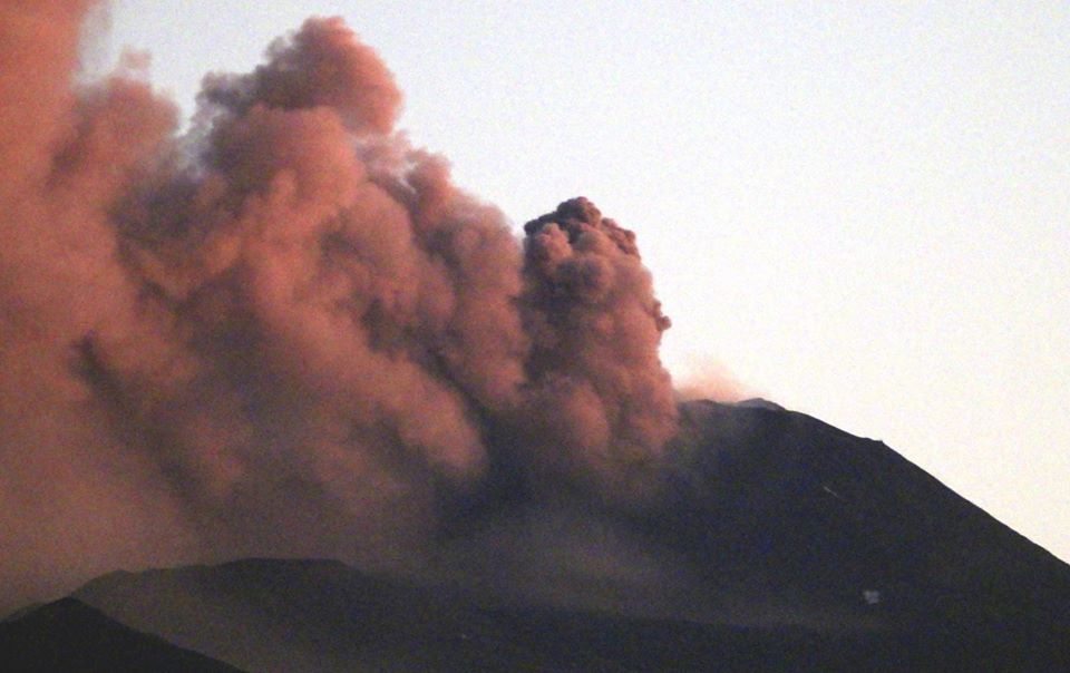 Spettacolo Etna: nube di cenere e incremento dell’attività esplosiva
