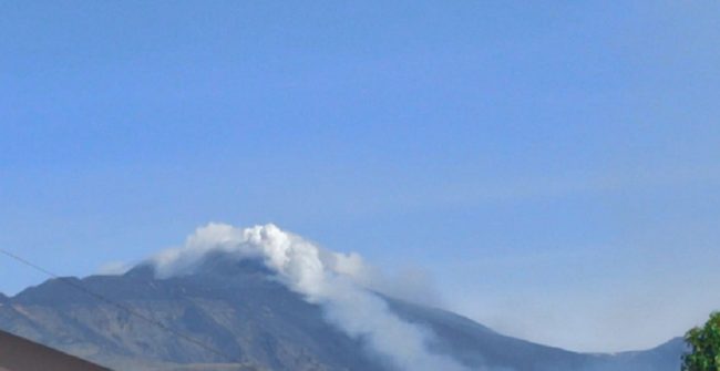Etna in “fermento”, attività esplosiva dal nuovo cratere di Sud Est ed emissione di cenere