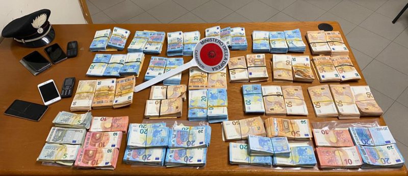 Riciclaggio, maxi scoperta dei carabinieri: ritrovati 185mila euro nascosti in un camion, tre denunce