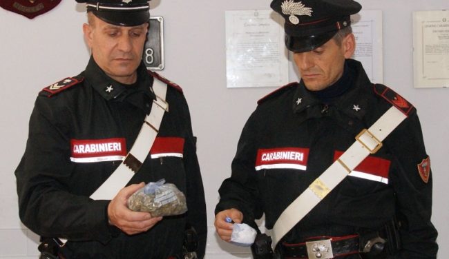 Fermate dai carabinieri mentre trasportano droga, tentano la fuga: arrestate due donne