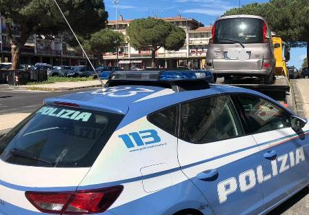 Catania, mirati controlli in via Capo Passero: ritrovate pistola, cartucce e droga in un’abitazione
