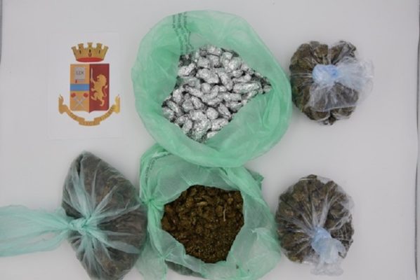 Droga nella busta della spesa, 30enne perquisito nel condominio: marijuana per 3mila euro, arrestato