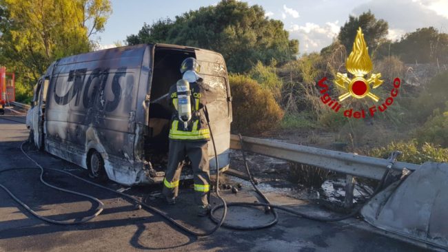 Paura sulla Catania-Siracusa, furgone GLS prende improvvisamente fuoco: autorità sul posto