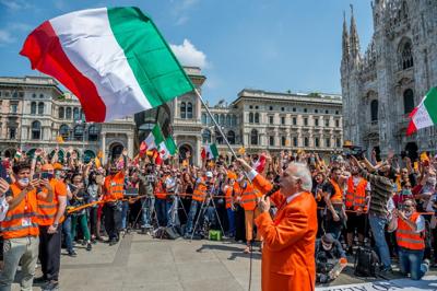 Pappalardo e gilet arancioni assembrati in piazza senza mascherina: bufera sui social