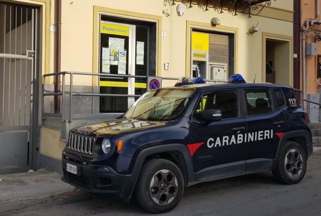 Minaccia dipendente con taglierino e rapina posta per 8mila euro: ladro in manette dopo mesi di indagini