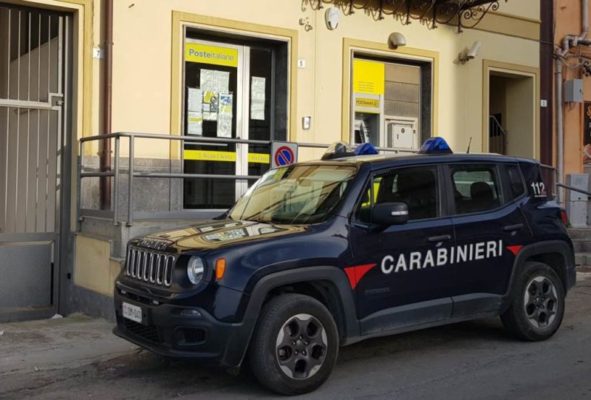Minaccia dipendente con taglierino e rapina posta per 8mila euro: ladro in manette dopo mesi di indagini