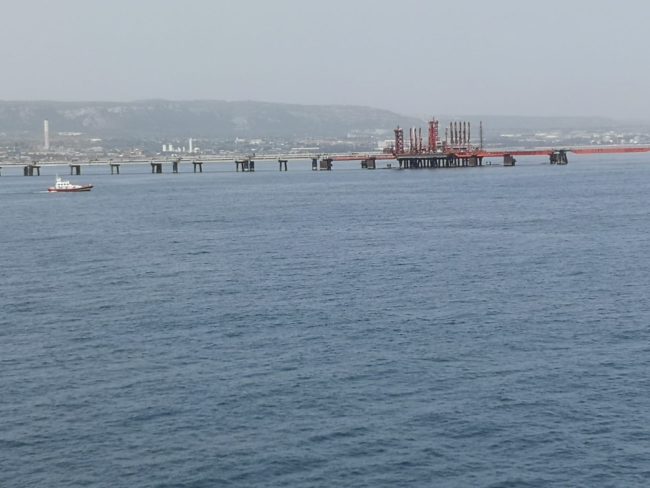 Lunga scia scura deturpa la baia di Santa Panagia: scatta la prevenzione dell’inquinamento marino