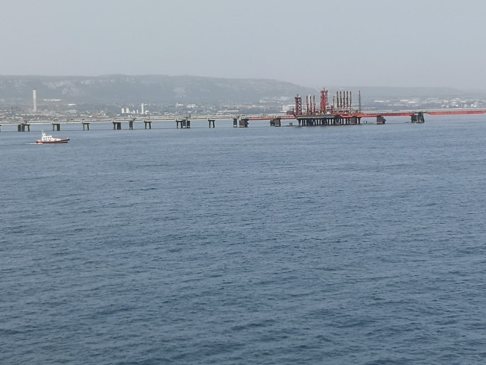 Lunga scia scura deturpa la baia di Santa Panagia: scatta la prevenzione dell’inquinamento marino