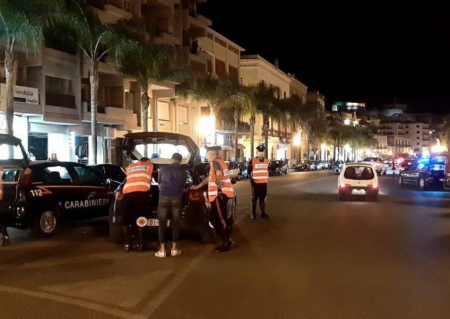 Posti di blocco in ogni dove nelle zone della movida, controllati anche locali: diversi soggetti deferiti