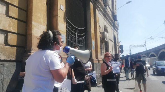 Rabbia e disperazione a Catania, protestano le famiglie escluse dagli aiuti: “Stiamo morendo di fame”