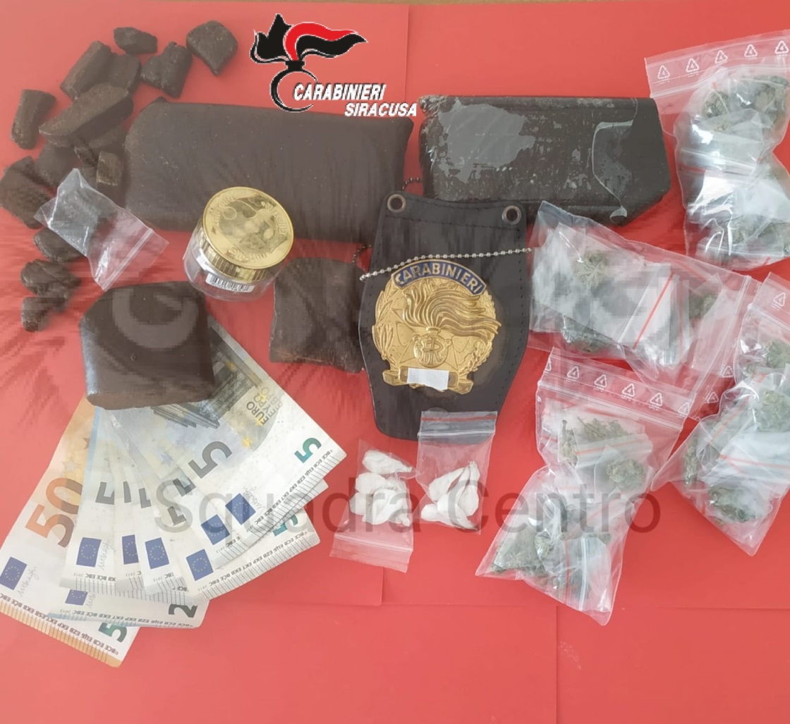 Un “bravo ragazzo” incensurato e disoccupato all’apparenza, ma in casa nascondeva un mercato della droga