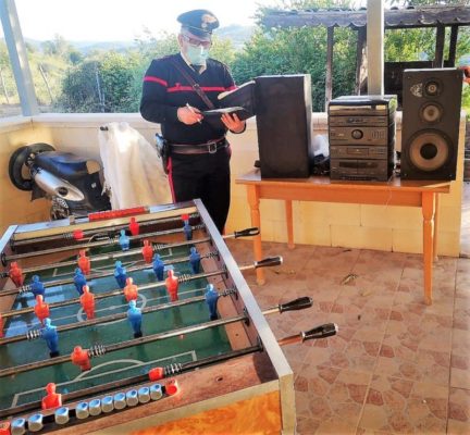 Rubavano dalle case dei vicini di tutto e di più: denunciate due persone  nel Catanese
