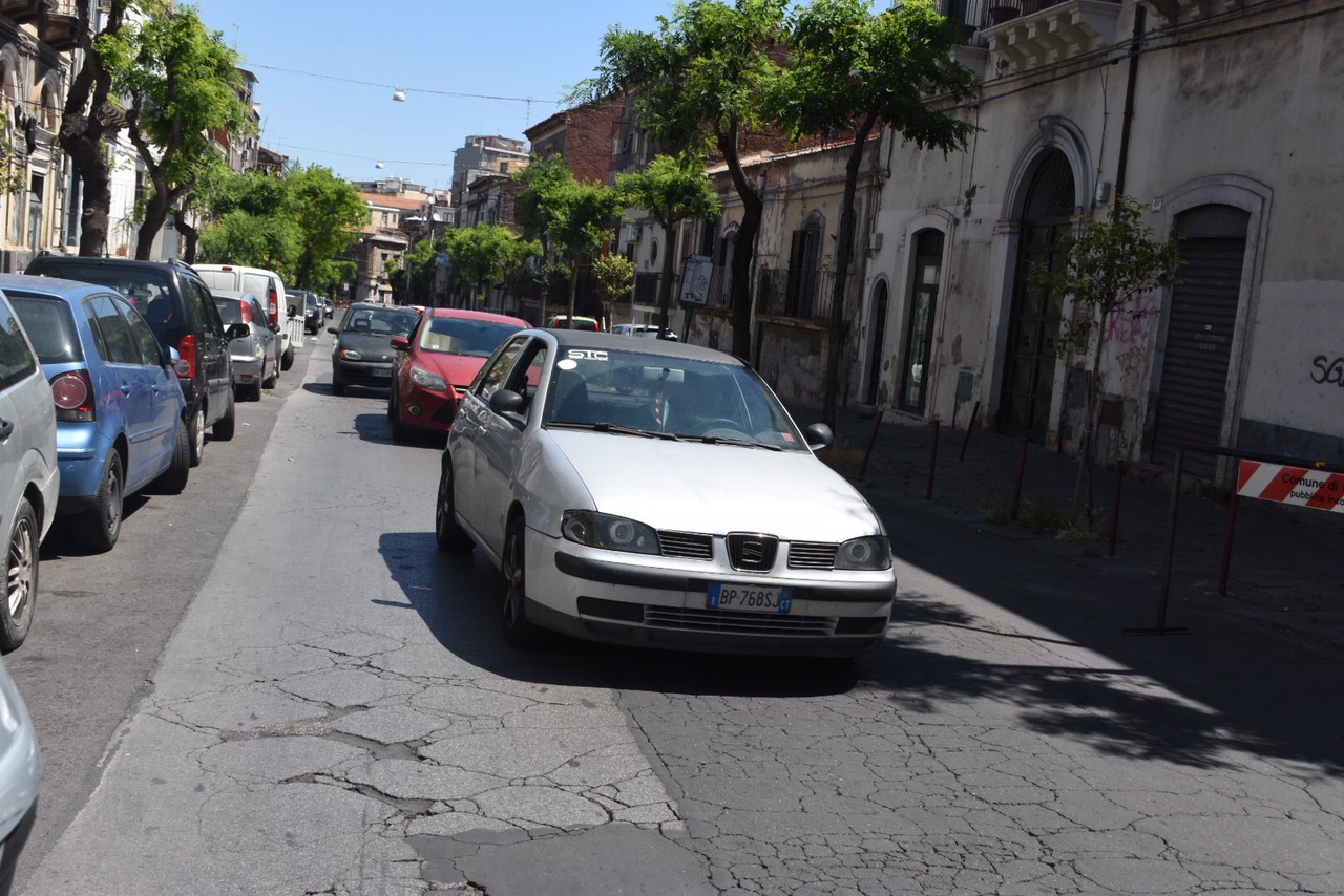 Catania, crollo via Castromarino: 14 famiglie sfollate e abbandonate. “Il Comune non esiste”