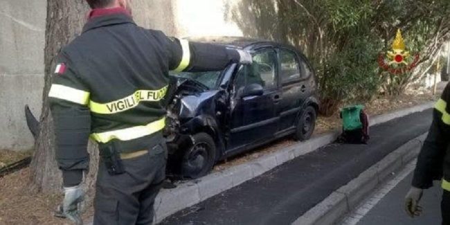 Scontro frontale tra auto, due i feriti di cui uno in gravi condizioni: richiesto l’elisoccorso