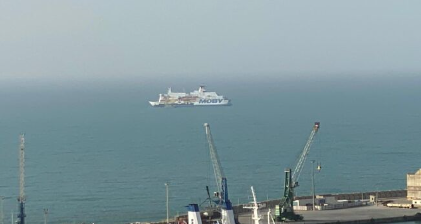 Sicilia, proseguono gli sbarchi di migranti: nave Moby Zaza ne accoglie 53 per la quarantena