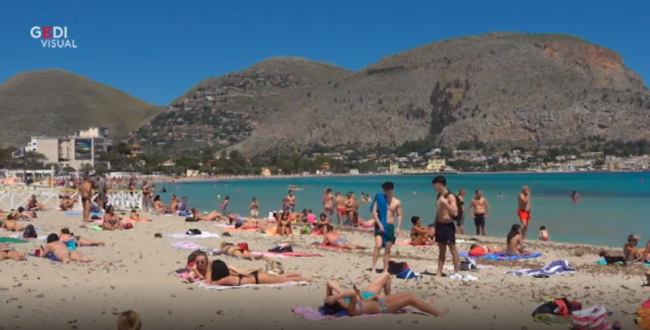 Boom di bagnanti e spiagge prese d’assalto in Sicilia: controlli a tappeto delle forze dell’ordine