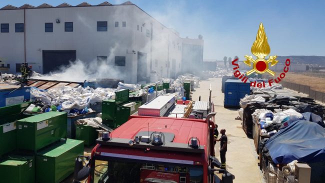 Giornata di incendi nel Siracusano: dall’autocarro in fiamme sulla Strada Statale 114 al rogo in magazzino