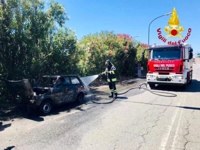 Paura sull’autostrada A20: auto divorata dalle fiamme lungo la carreggiata